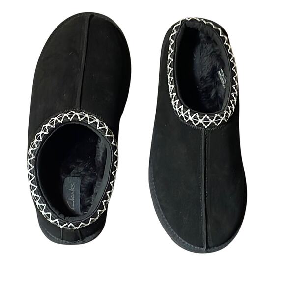 NWOT. Clarks Black Faux Fur Lined Slippers with White Contrasting Stitching. 10 - Picture 1 of 5